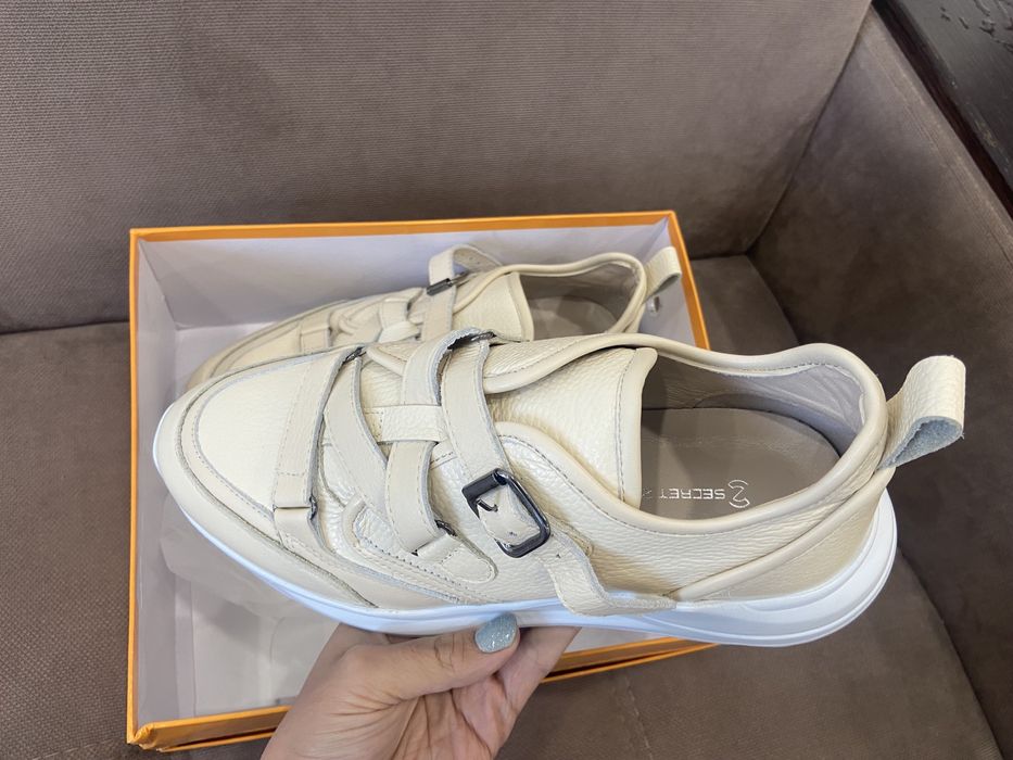 Продам кроссовки новые