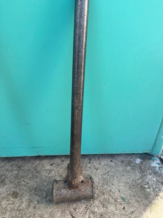 Продаю ледоруб металлический