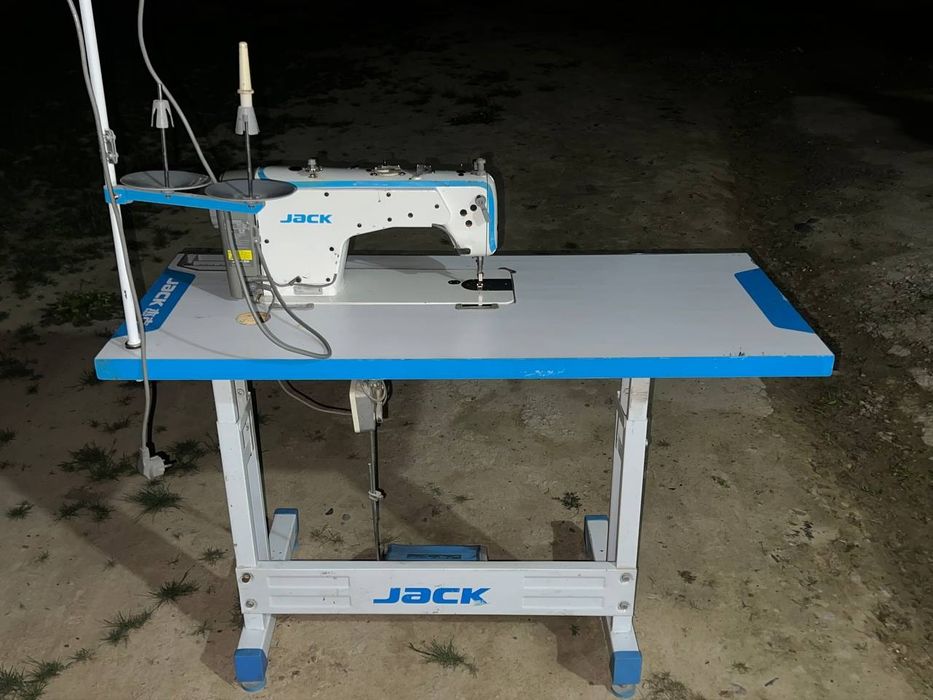 Тикув машиналар сотилади срочно 10 та машина 2 пичок 1400$