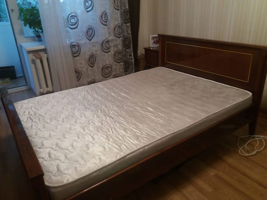 Продам б/у кровать,комод,и 2 тумбочки
