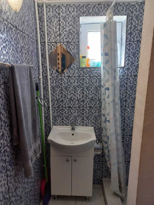 Cameră de cămin de vânzare, stil garsonieră, zonă Valea Roșie , Craiova- ideală pentru investiție sau locuit