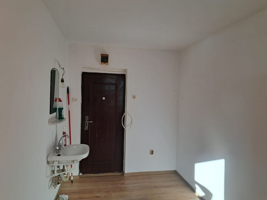 Vând garsoniera etaj 3