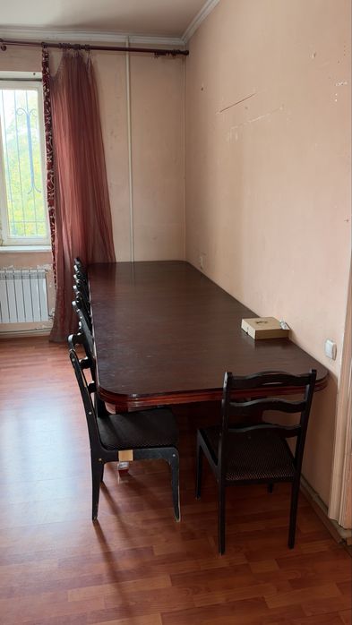 Срочно продам большой стол и стулья