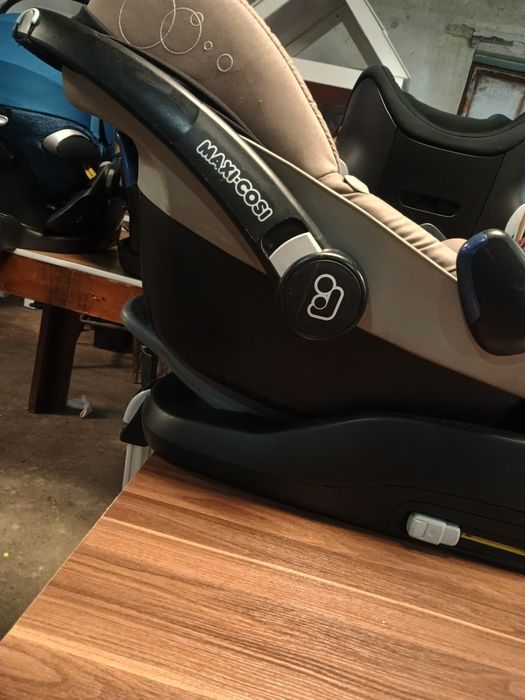 Maxi-Cosi Pebble + база Maxi-Cosi FamilyFix