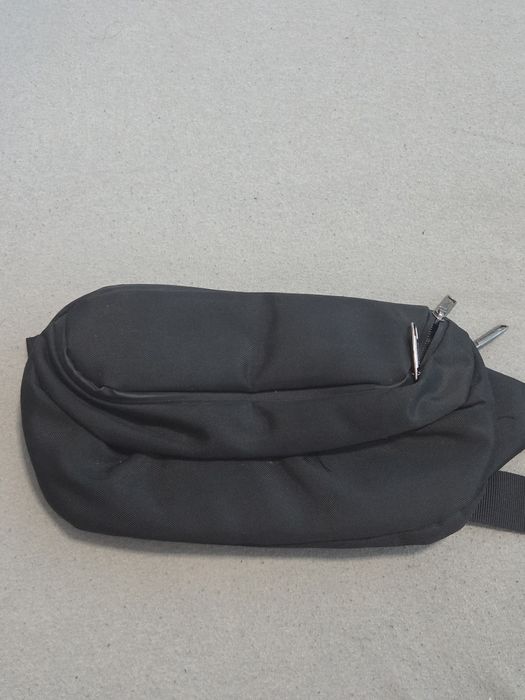 Vând borseta neagra