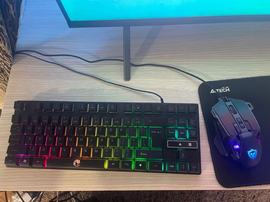 Unitate gaming +monitor tastatură mause