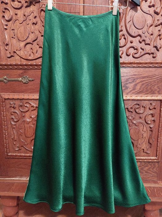 Splendoare de fusta de la Zara, un verde smarald superb, noua, model pe bie