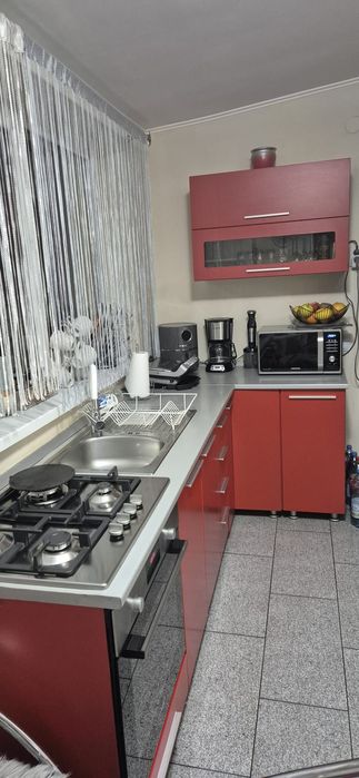 Mobila de bucatarie rosie