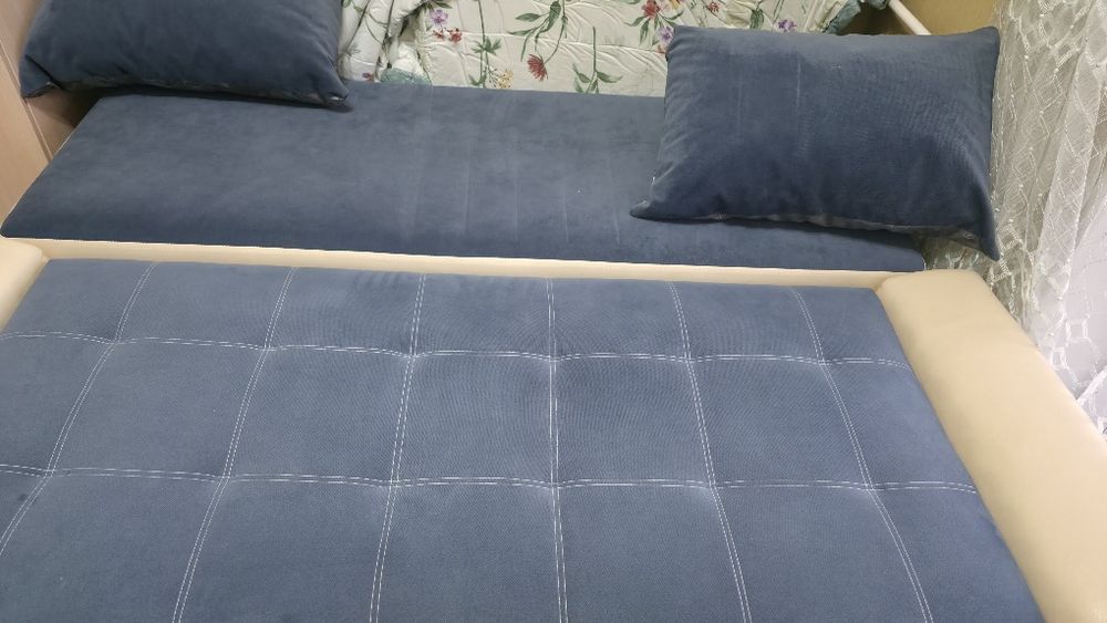 Продам диван синего цвета