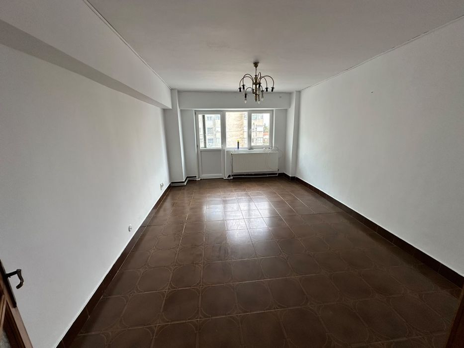 Apartament de închiriat, zona Unirii colt cu Patriei 3 camere
