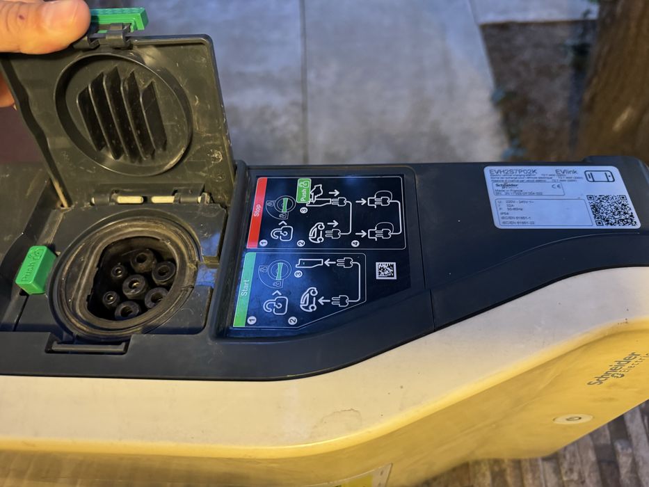 Statie incarcare masina electrica 7.4kW EVlink Wallbox EVH2S7P02K