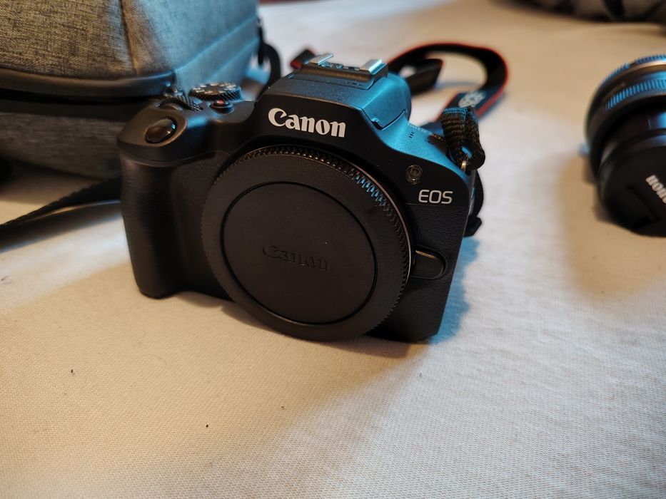 Aparat foto Mirrorless Canon EOS R100 + Obiectiv RF-S 18-45