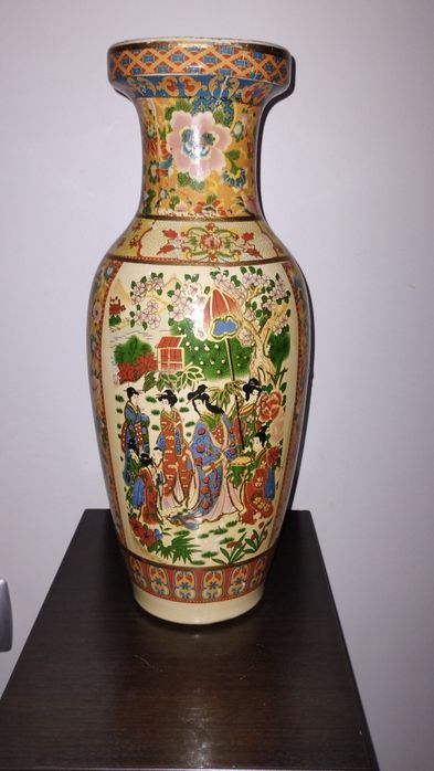 Ваза с красиви, цветни, китайски мотиви.