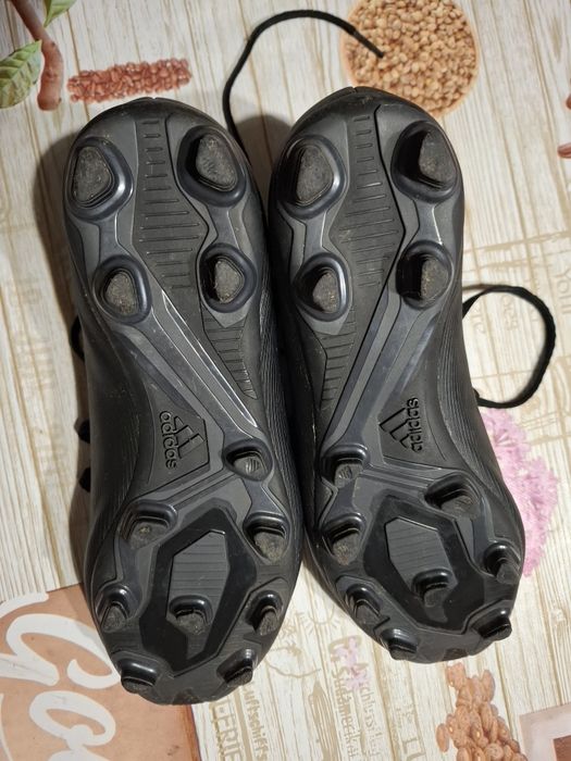 Продавам футболни обувки adidas.