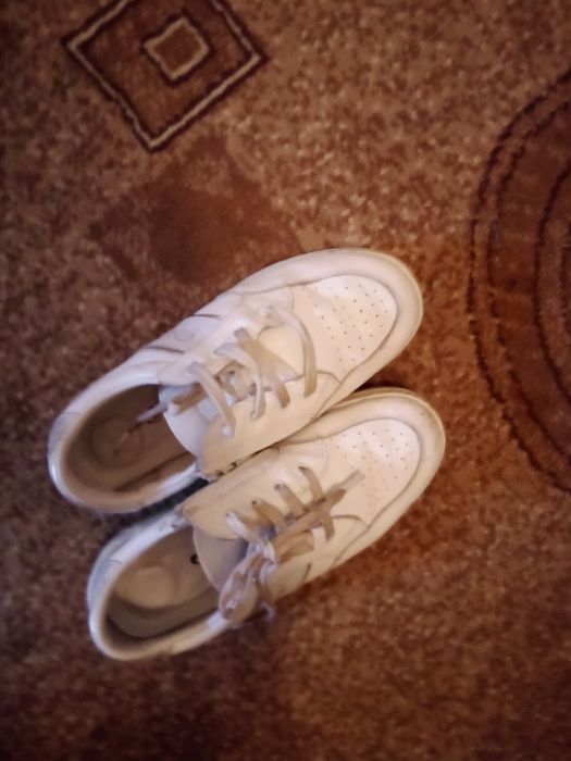 Продам кроссовки детские