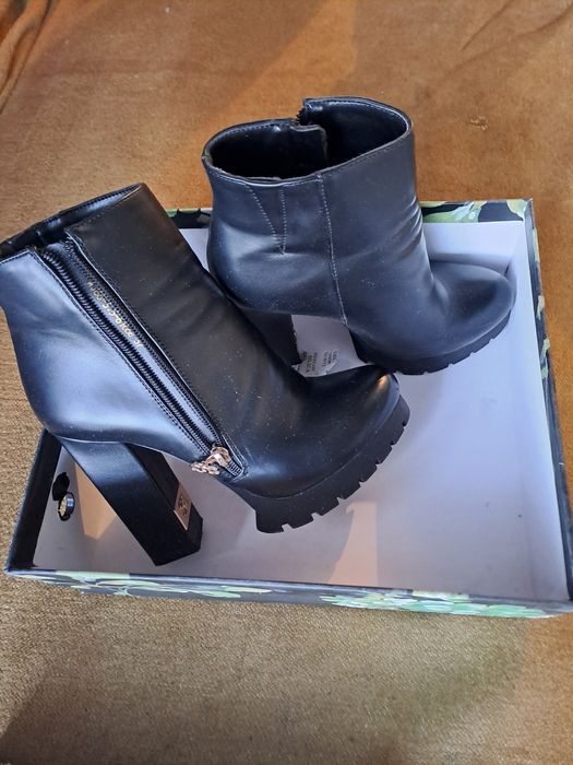 ..Полусапожки женские черные коженые