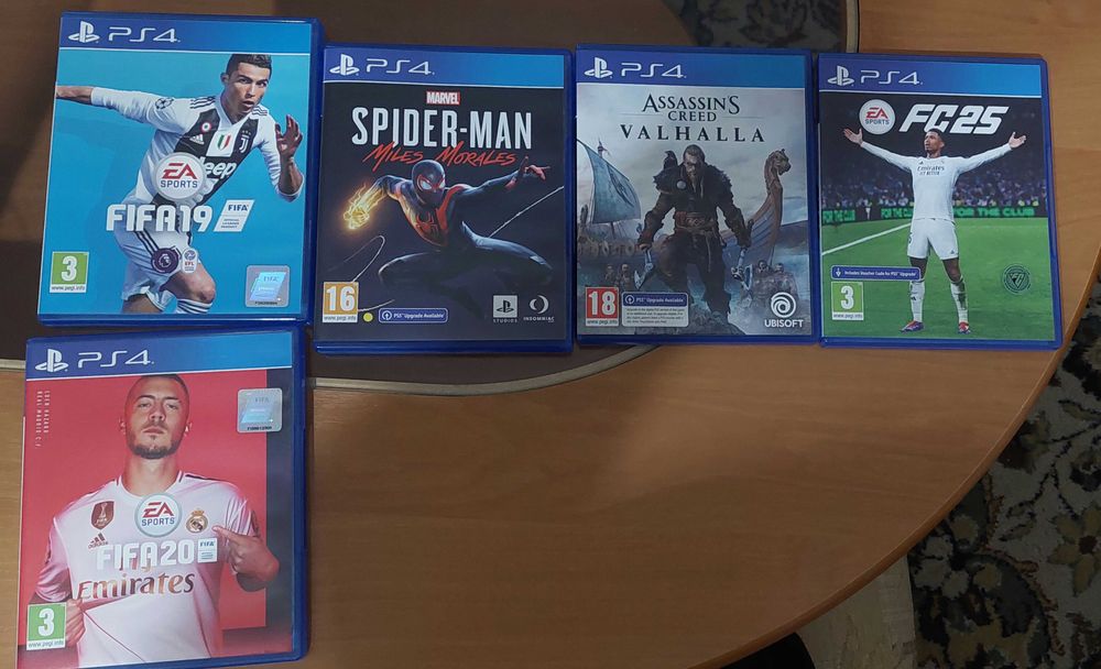 Playstation 4 Slim 500 GB + джойстик+ 5 игри+ 2 кабела за зареждане