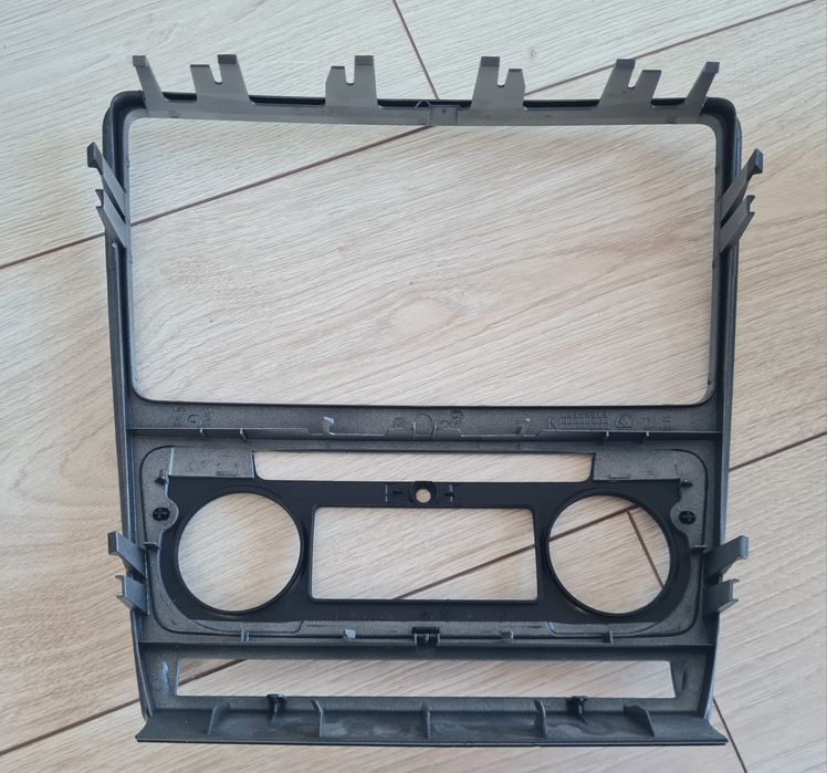 Лайсна средна конзола табло Skoda OCTAVIA II