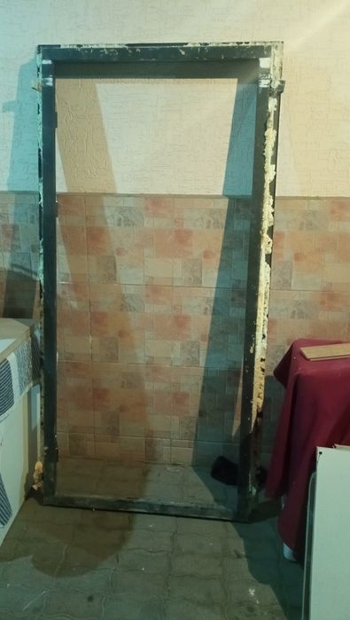 Продам металлическую дверь