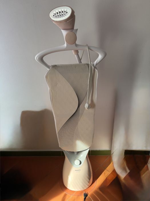 Fier de calcat cu aburi vertical Philips