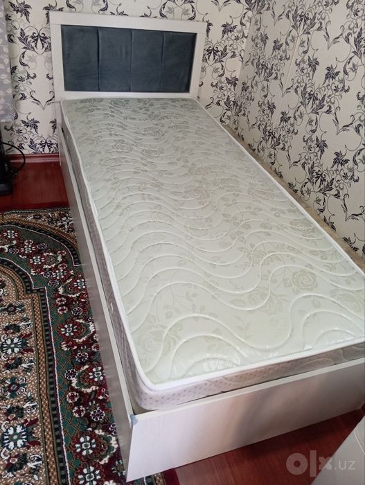 Кровать с матрасом почти новая продаю