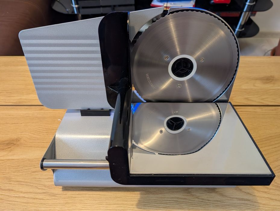 Feliator Mezeluri sau Paine