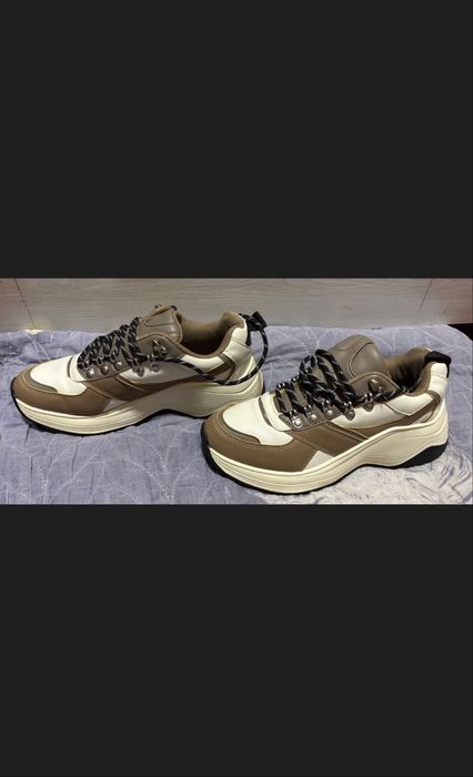 Кроссовки женские