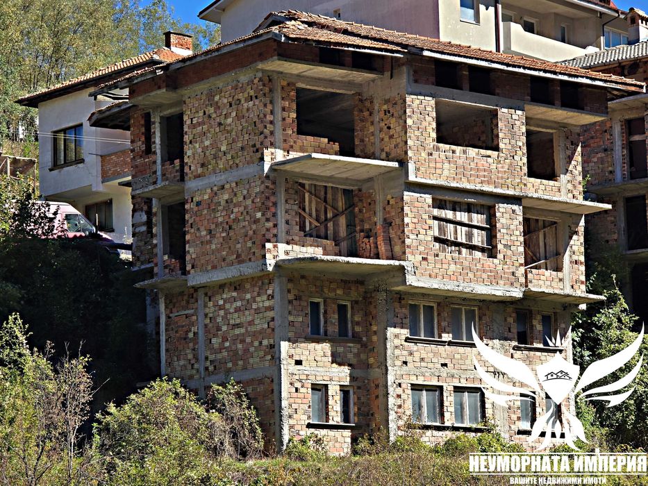 Нова къща с 388кв. РЗП и двор 600кв кв.Устово гр.Смолян