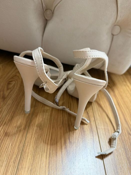 Sandale albe .   .