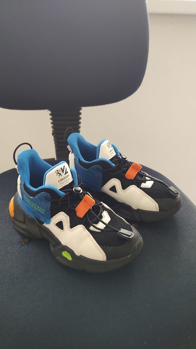 Маратонки, сандали, джапанки, пантофи