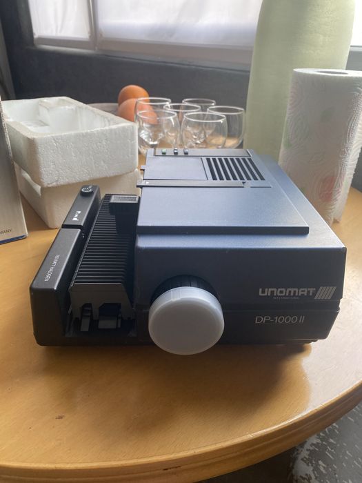 Unomat DP-1000 прожектор за слайдове