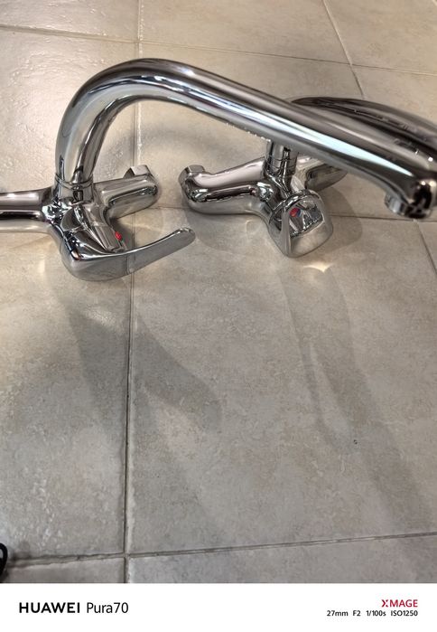 Продавам 2нр.смесители за кухня. Стенен монтаж почти нови