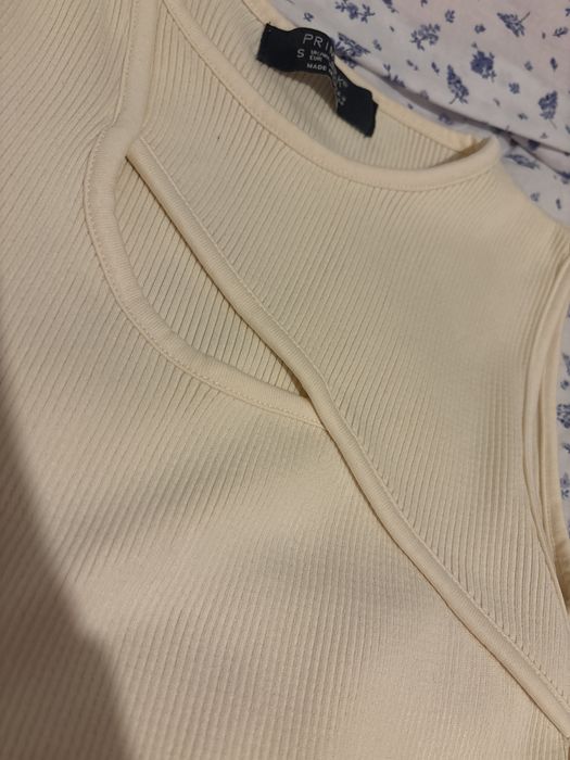 Bluza crem, nepurtata , PRIMARK spania . Se da spalata si calcata.