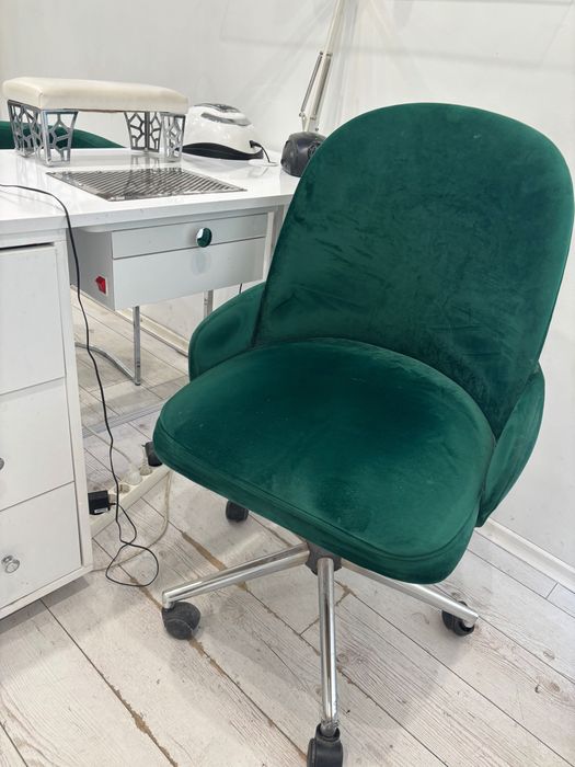 Бюро за маникюр със стол