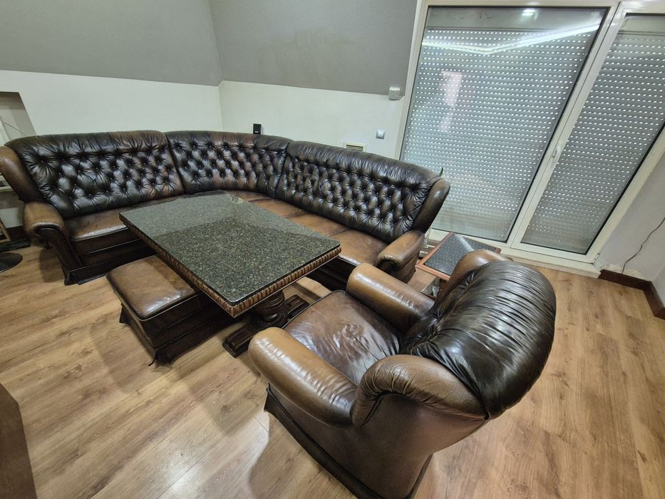 Честърфийлд от естествена кожа с маса за хол