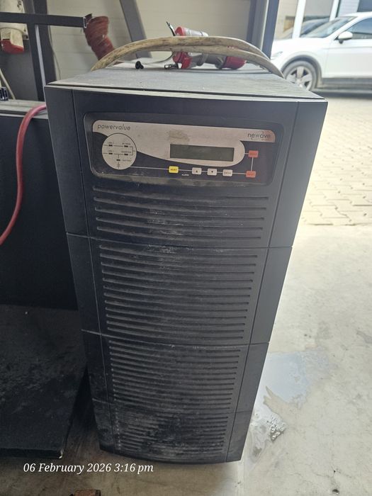 UPS industrial trifazat 7.5 kVA – baterii noi – funcțional