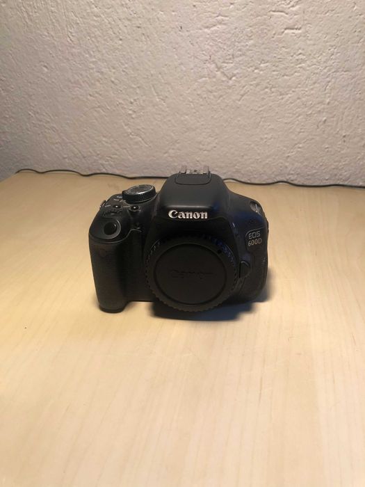 Фотоапарат Cannon EOS 600D