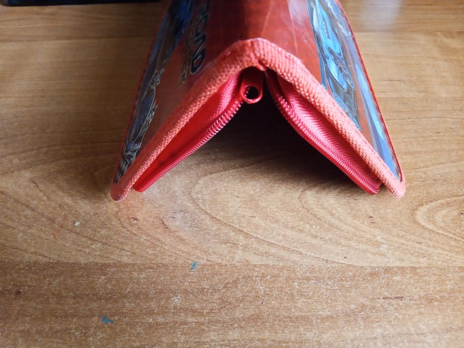 Красный пенал с машиной