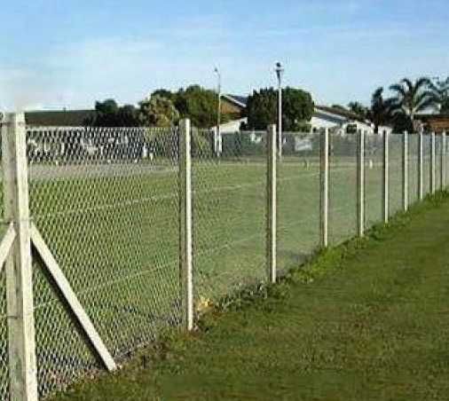 Изграждане на огради с бетонни, метални колове и телена мрежа дворове