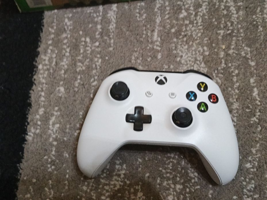 Xbox One S 1TB + 2 jocuri pe disc – stare foarte bună