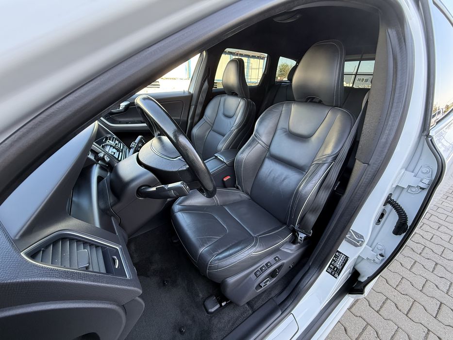 Volvo XC 60 R-design 4x4 automat 215cp Distronic Blis