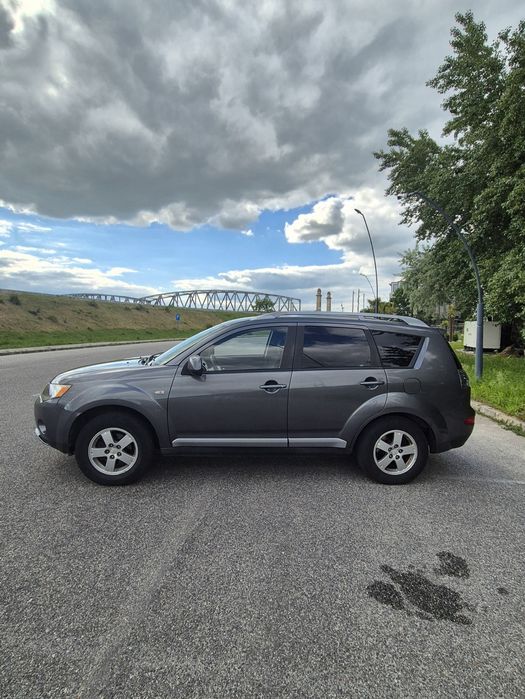 Mitsubishi Outlander 2.0 TDI-140 CP 4x4 decuplabil la buton