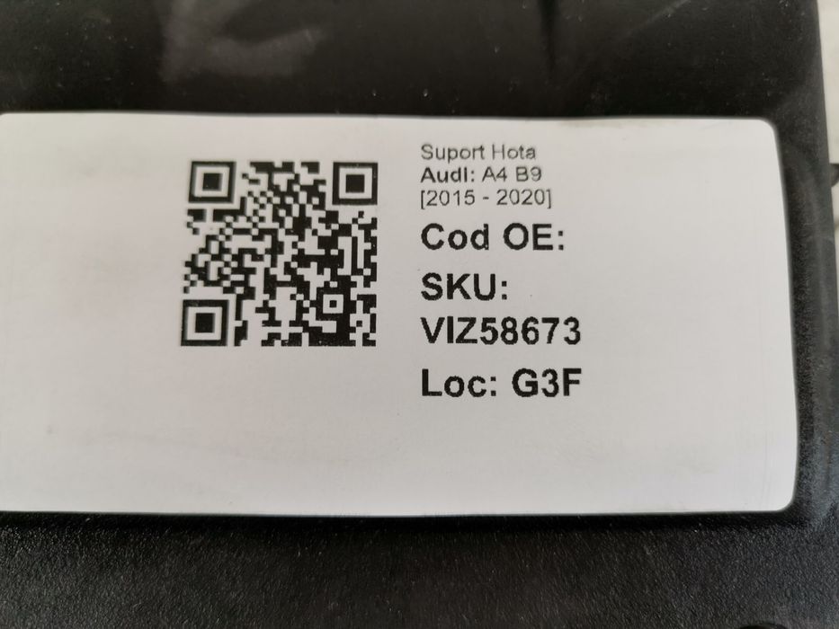 Ауди А4 Б9 / Audi A4 B9 Оригинален държач за решетка на радиатора в до