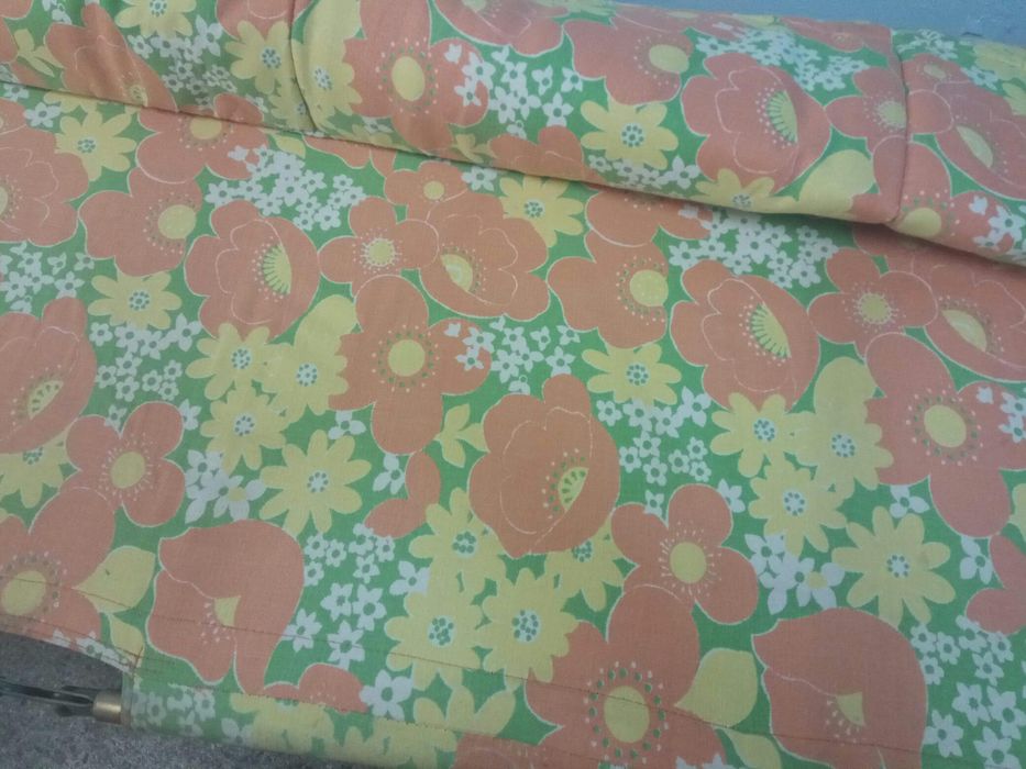 Продавам походно легло и два стола