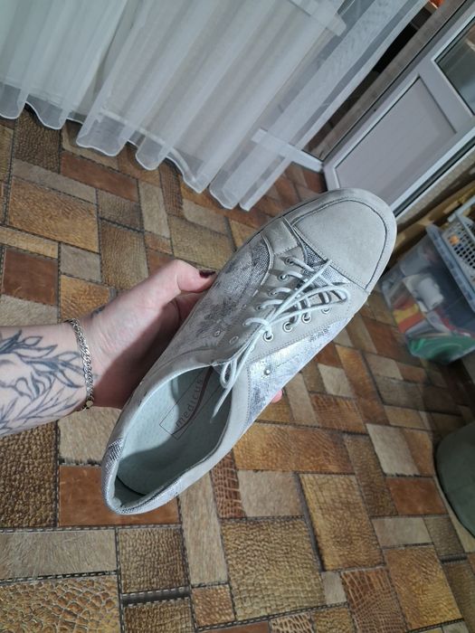 Продавец обувь 39,40 размера