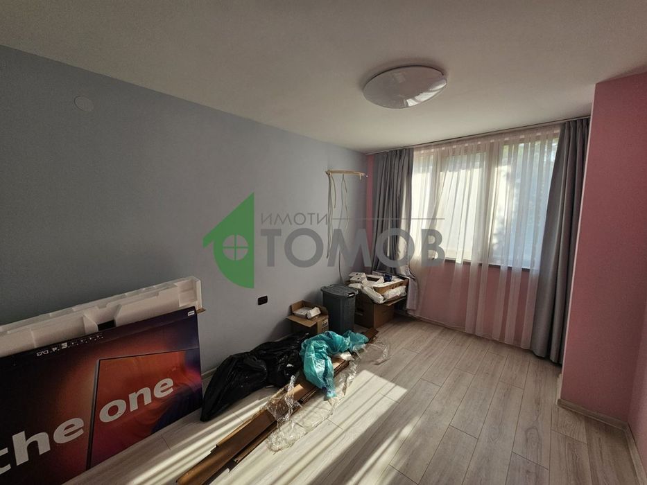 Луксозно обзаведен тристаен апартамент в Топ Център