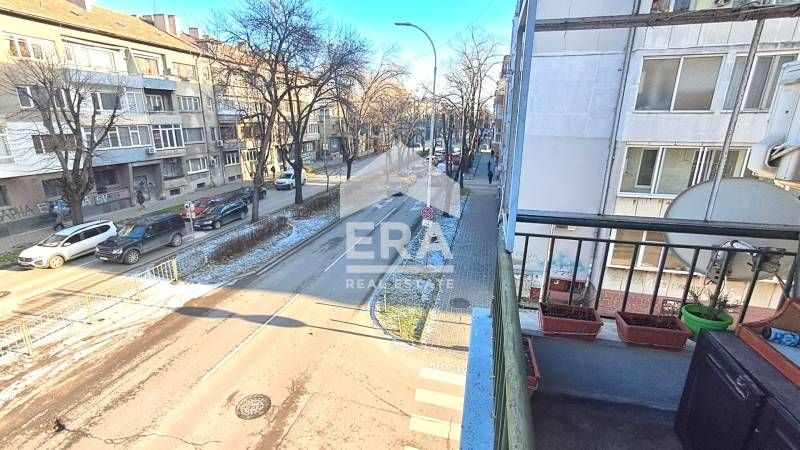 Тристаен югоизточен апартамент за продажба, в тухлена сграда в близост