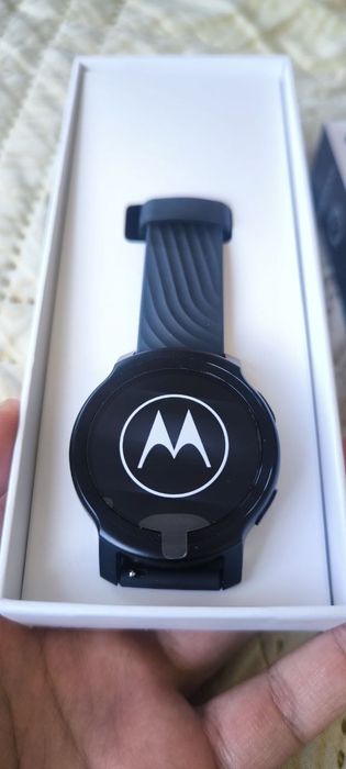 Смарт часовник motorola moto watch 100