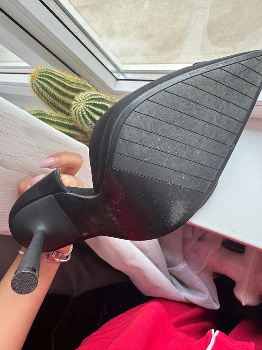 Vând pantofi Zara , sunt în stare foarte bună pe față . Au 2 purtari