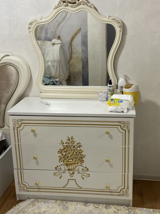 Продаю комод с зеркалом